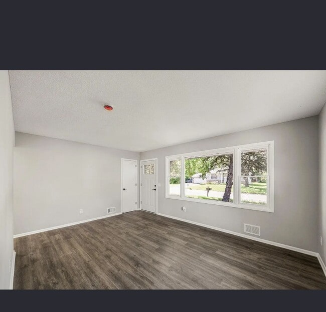 Building Photo - 825 Elm Creek Cir