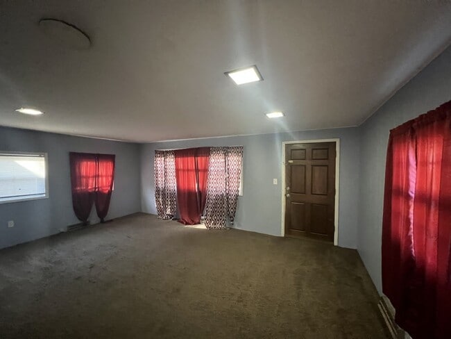 Building Photo - COMING SOON: Cute 2 Bedroom/ 2 bathroom ho...