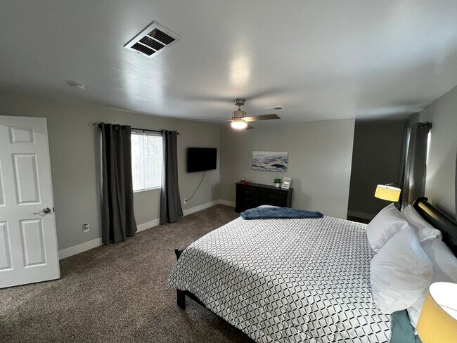 Building Photo - Fully Furnished rental with excellent cent...