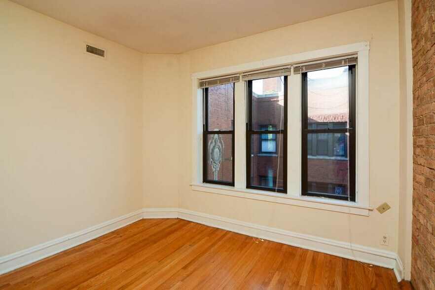 Building Photo - 3523 N Racine Ave