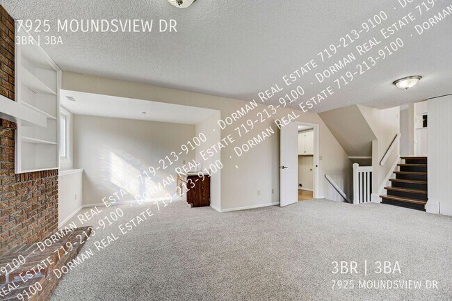 Building Photo - Huge Sunroom with Tons of Natural Light!