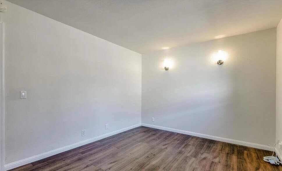 Building Photo - 157 N Park Victoria Dr