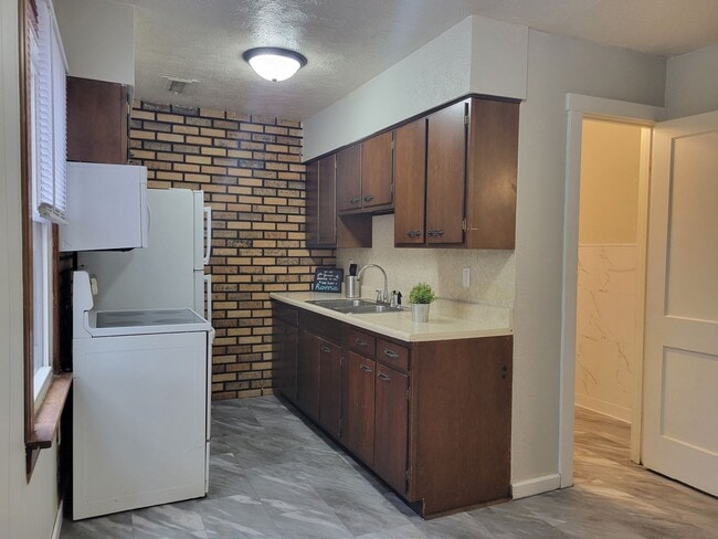Building Photo - Your Next Home Awaits: 3 Bed 1 Bath Family!