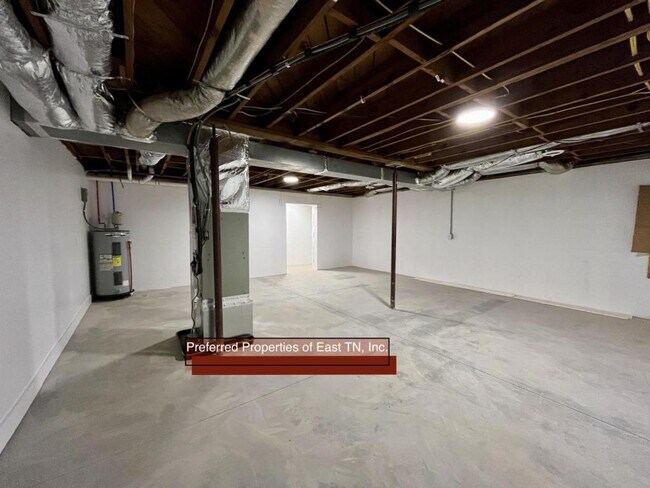 Building Photo - 160 Majestic Cir