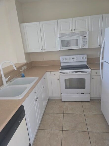 Building Photo - 230 SE 29th Ave