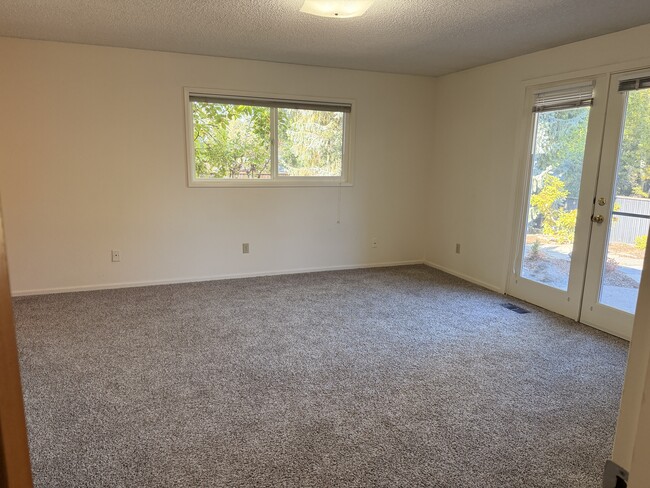 Building Photo - 779 Twin Pines Cir