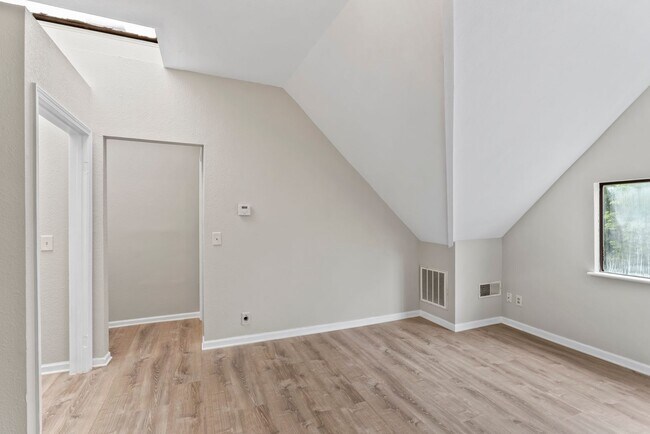Building Photo - 803 E College St