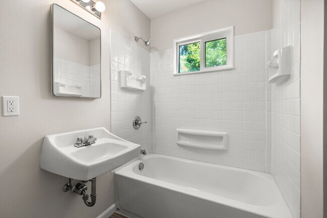 Building Photo - 2746 SE 31st Ave