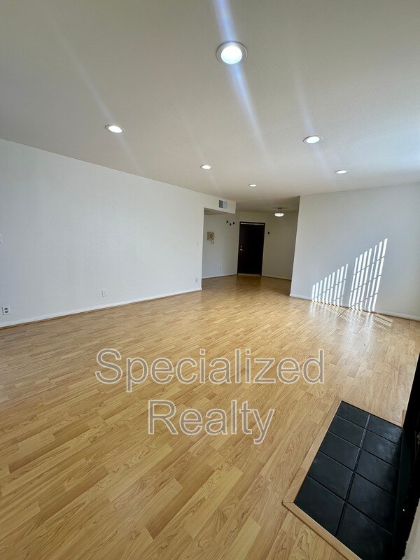 Building Photo - 14562 Dickens St