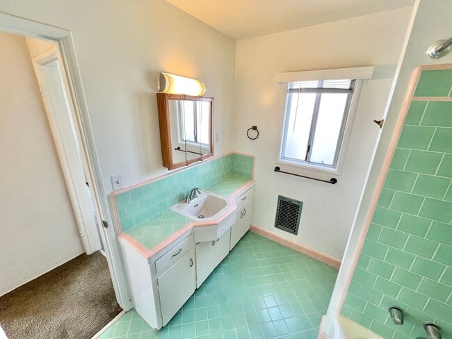 Building Photo - Granada Triplex