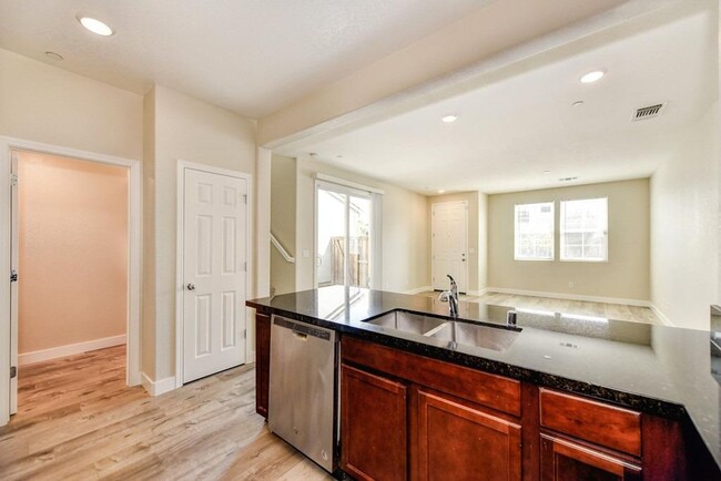 Building Photo - 3 Bed 2.5 Bath 2 Car Garage in Natomas
