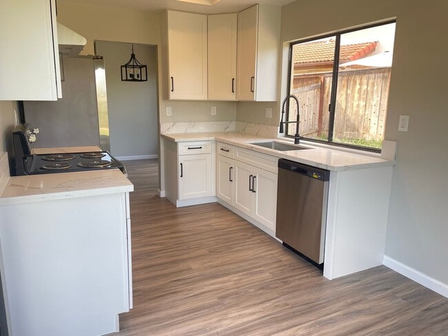 Building Photo - Beautiful Encinitas View Home