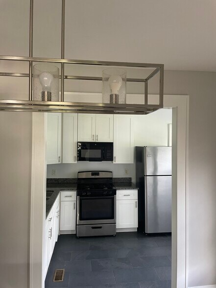 Kitchen - 998 Woodbourne Dr SW
