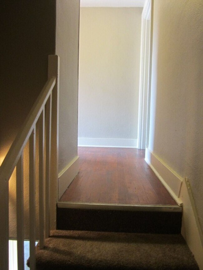 Building Photo - Cute Newley Remodeled 3 BD in Aloha!!