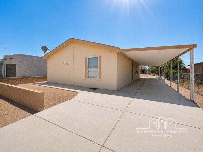 Building Photo - 3-bedroom, 2-bathroom home in West Wellton