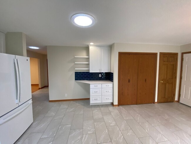 Building Photo - Beautifully Remodeled 4 Bedroom