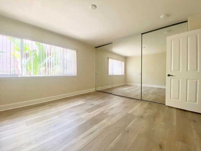 Building Photo - Spacious Condo in La Jolla Village!