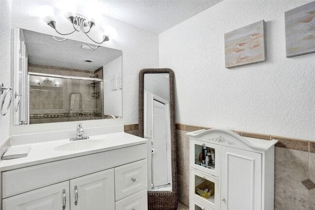 Building Photo - 1051 Hillsboro Mile