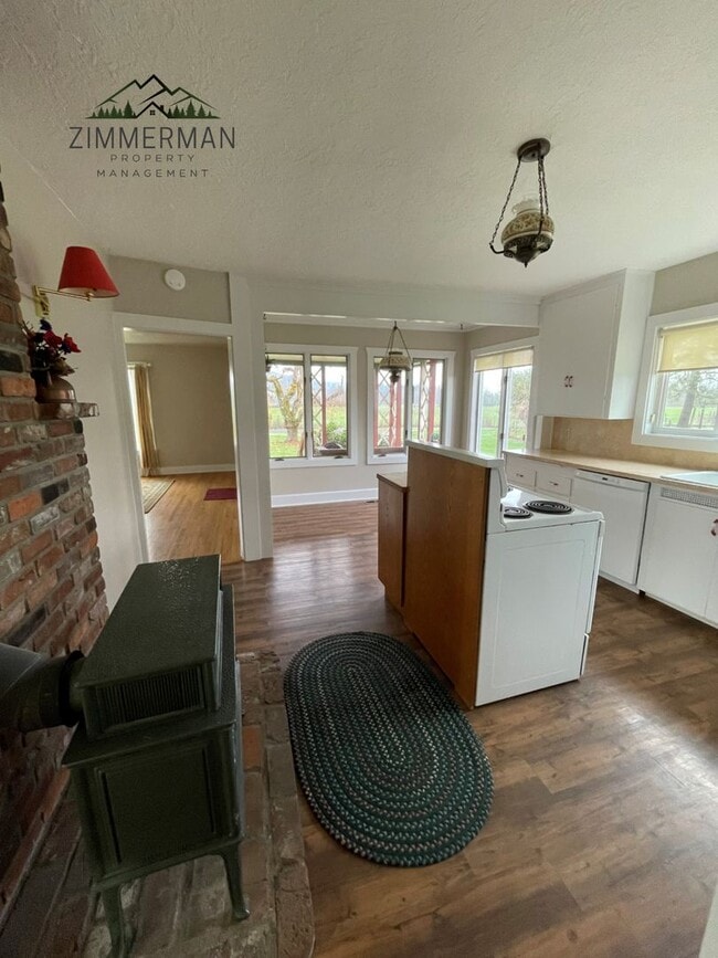 Building Photo - Adorable Updated Farmhouse in Creswell, OR