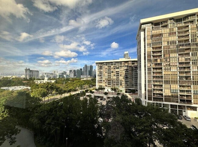 Building Photo - 2025 Brickell Ave