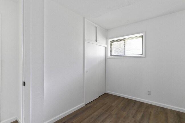 Building Photo - 9835 Winkler Dr