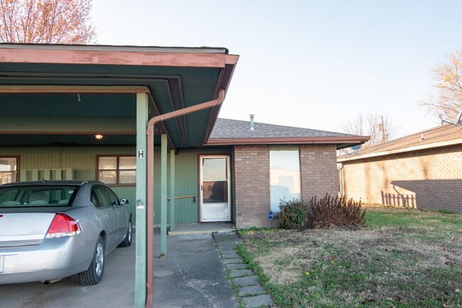 Building Photo - 2 Bedroom duplex near Leclere Park.