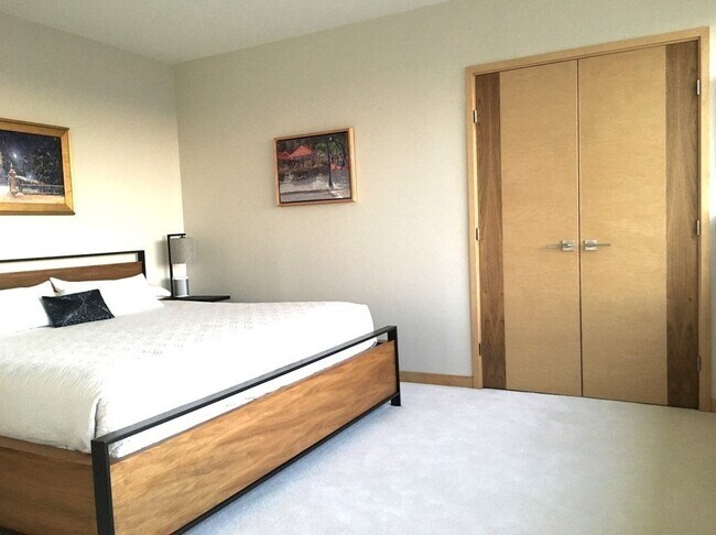 Building Photo - 85 E India Row