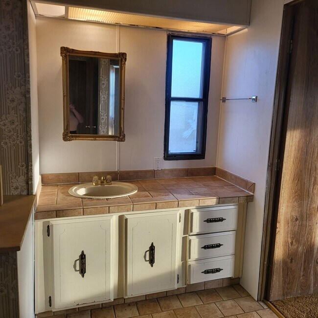 Building Photo - 2 Bedroom With a Great View