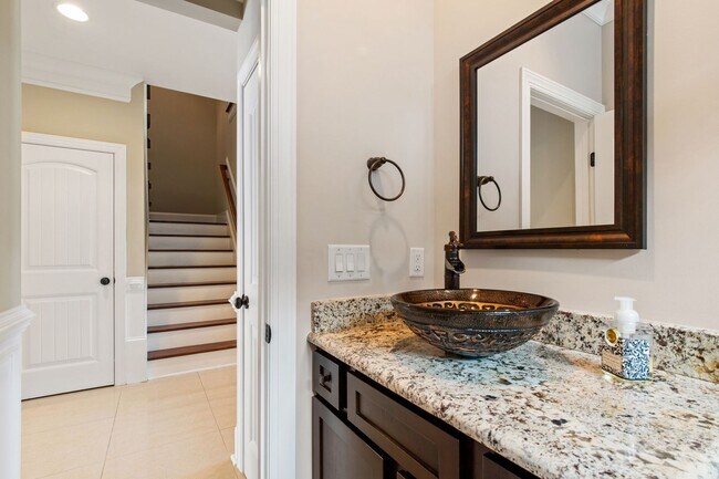 Building Photo - Elegant 5-Bedroom Residence with Luxurious...