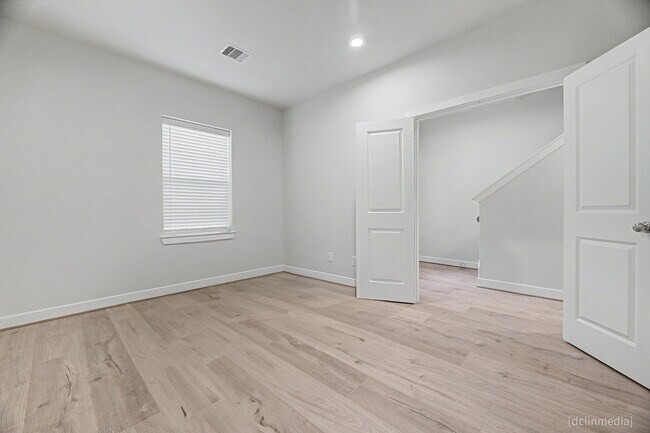 Building Photo - 3033 Hicks St