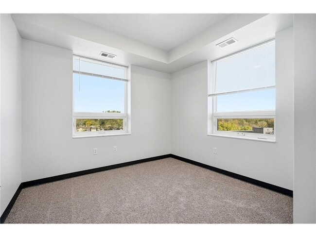 Building Photo - 2318 Jefferson St NE