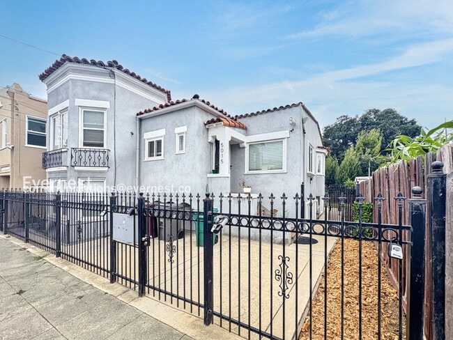 Primary Photo - 5015 Melrose Ave