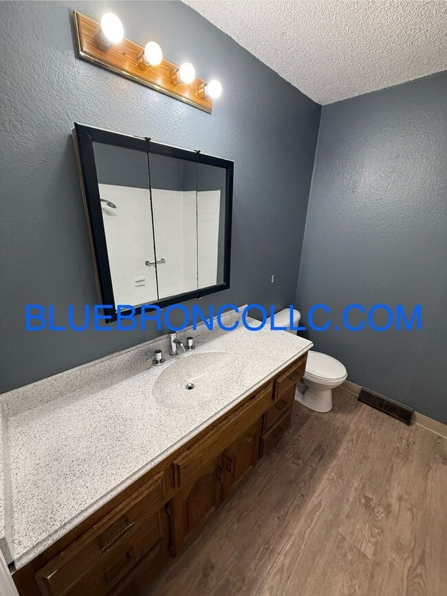 Building Photo - Newly renovated 2 bedroom with fresh paint...