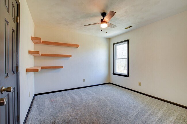 Building Photo - 412 Saddle Ct