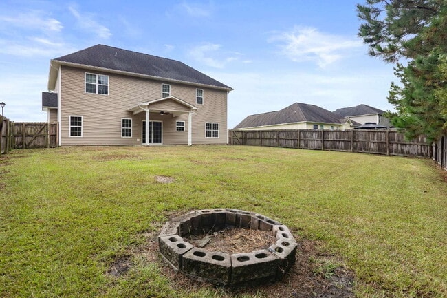 Building Photo - Spacious 4-Bedroom Gem with 2.5 Baths in t...