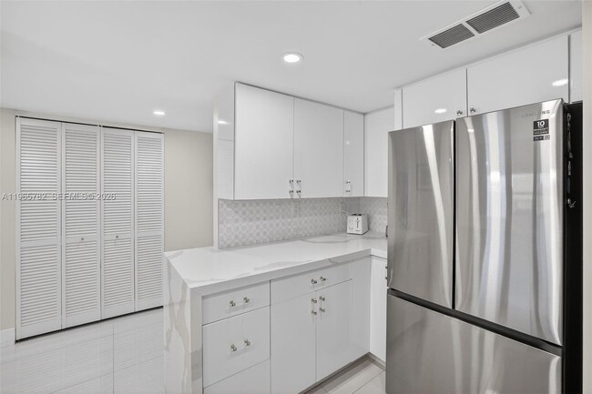 Building Photo - 3000 E Sunrise Blvd