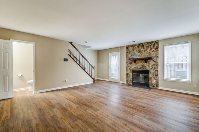 Building Photo - SW, Large Townhome, Wood/Vinyl Flooring, F...