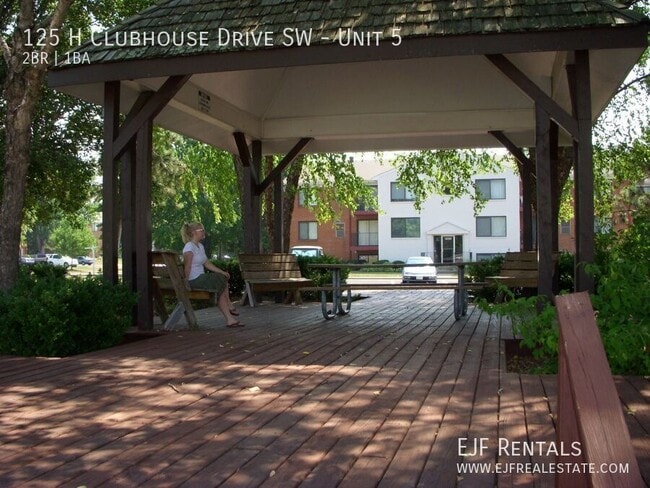 Building Photo - 125H Clubhouse Dr SW