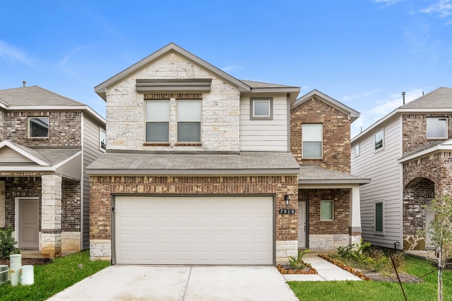 Primary Photo - 7910 Fijian Cypress Dr