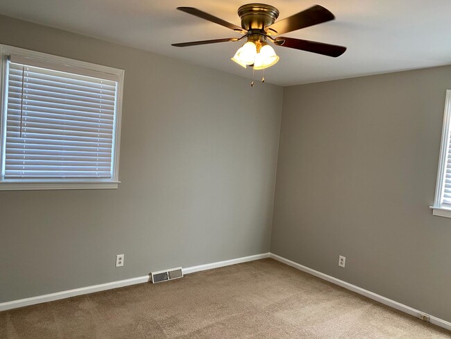 Building Photo - Location Location Location!!! 4bdr/2ba Split Level near Clarksville County Club!!