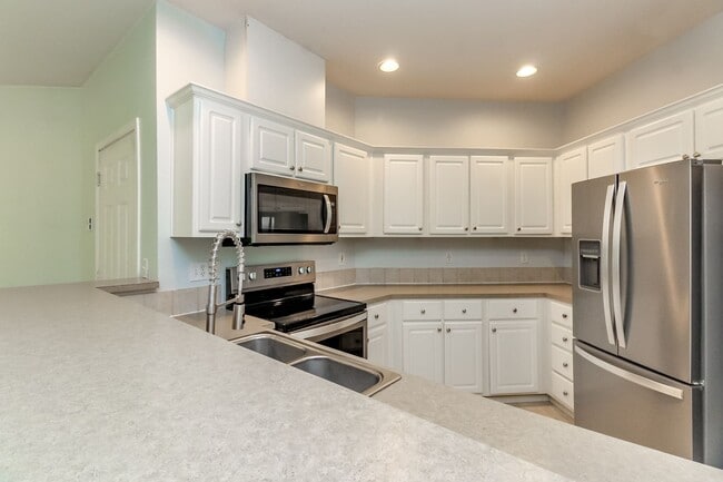 Building Photo - Low maintenance condo living in DuPont