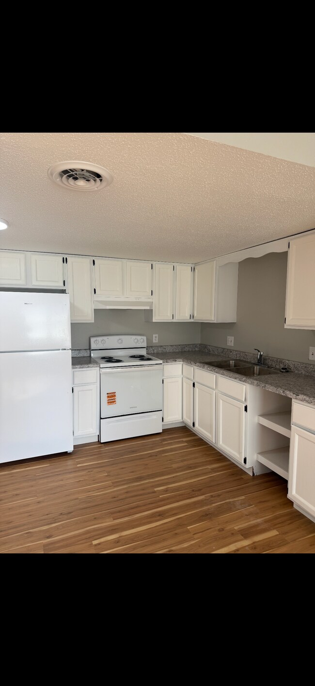 Building Photo - Newly Updated 1 Bedroom, 1 Bathroom Apartment! Close to Pool!