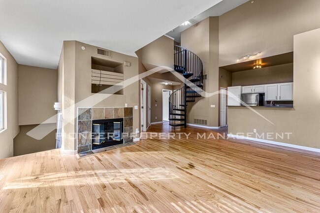 Building Photo - Spacious Townhouse with Washer/Dryer and Central AC