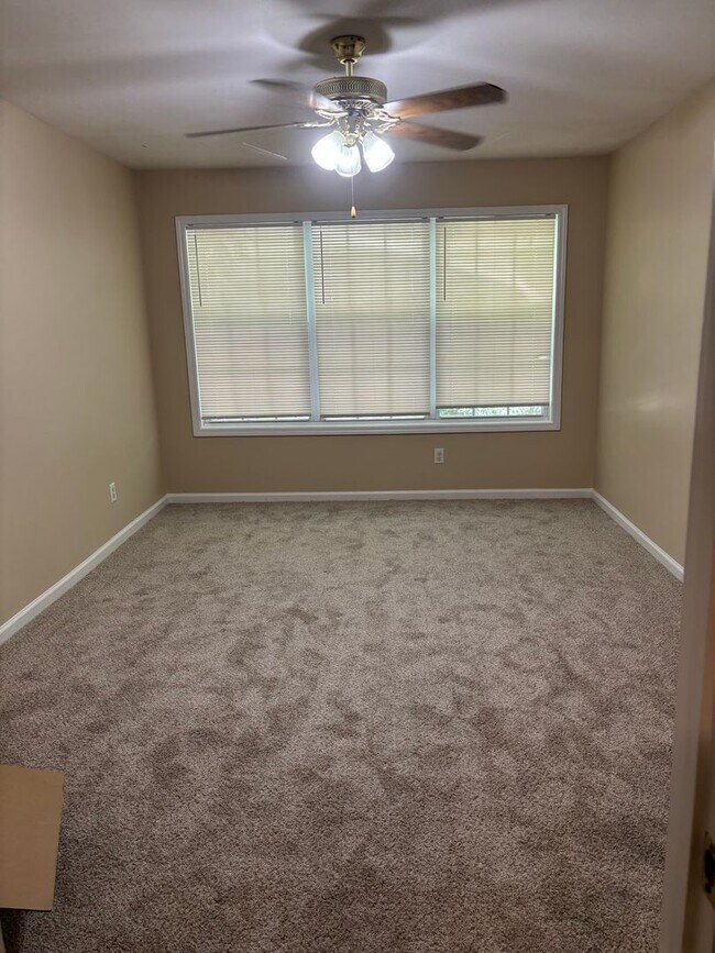 Building Photo - Newly remodeled Townhouse in Douglas Count...