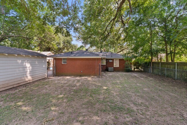 Building Photo - 826 Martha Ln