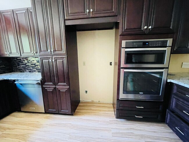 Building Photo - Coming soon! 3 bed, 2 Bath in centrally located community of Redlands
