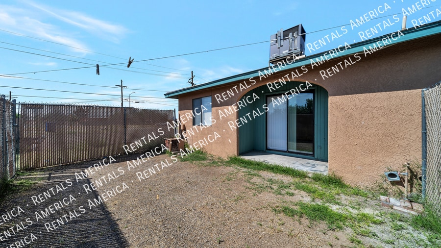 Building Photo - 1360 N Riverview Blvd