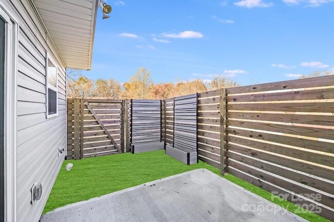 Building Photo - 604 W 8th St