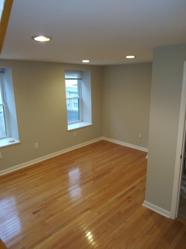 Building Photo - 733 Carpenter St