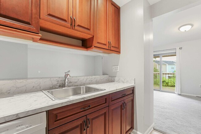 Building Photo - Charming Top Floor Condo with Pool View!!